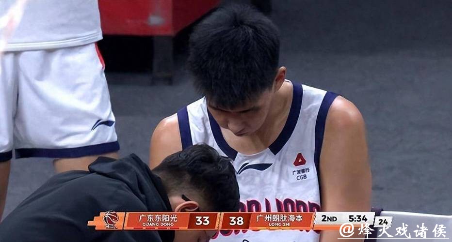 广东男篮五连胜稳如老狗,广州队第二节反扑却被打懵,实力差距藏不住,徐昕被杜锋点名送大礼包,师徒情深成最暖看点 广东男篮五连胜稳如老狗,广州队第二节反扑却被打懵,实力差距藏不住,徐昕被杜锋点名送大礼包,师徒情深成最暖看点